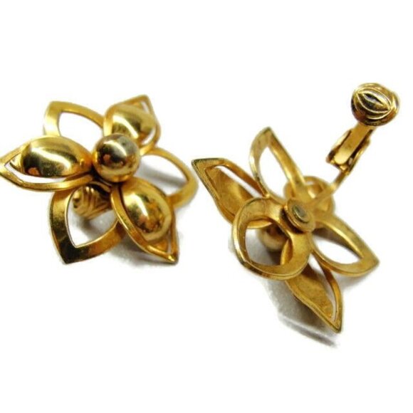 Sarah Coventry Gold Tone Flower Detailed Vintage Clip On Earrings - Picture 2 of 7